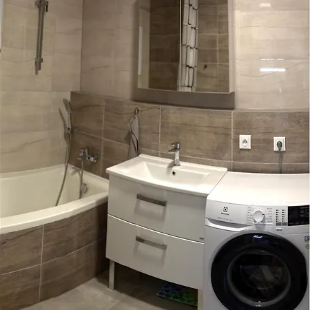 New 1 Bdr, W/private Parking * ברטיסלאבה